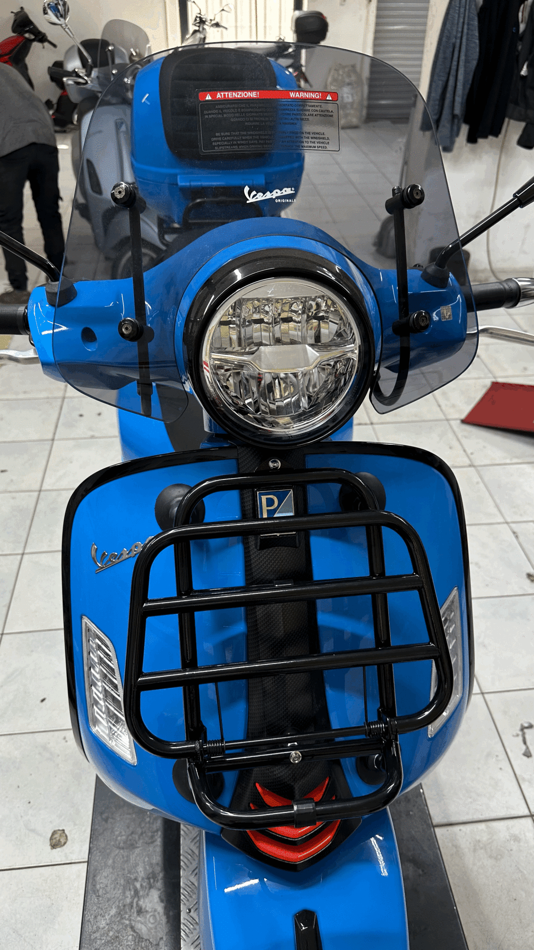 VESPA GTS VE GTV HPE ÖN PORT BAGAJ SIYAH VE KROM
