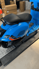 VESPA GTS VE GTV YENI  SPOR SELE KOLTUK ALCANTARA KIRMIZI DiKiSLi