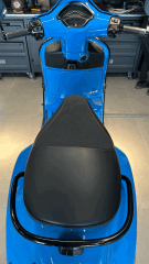 VESPA GTS VE GTV YENI  SPOR SELE KOLTUK ALCANTARA KIRMIZI DiKiSLi