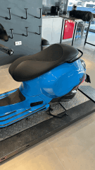 VESPA GTS VE GTV YENI  SPOR SELE KOLTUK ALCANTARA KIRMIZI DiKiSLi