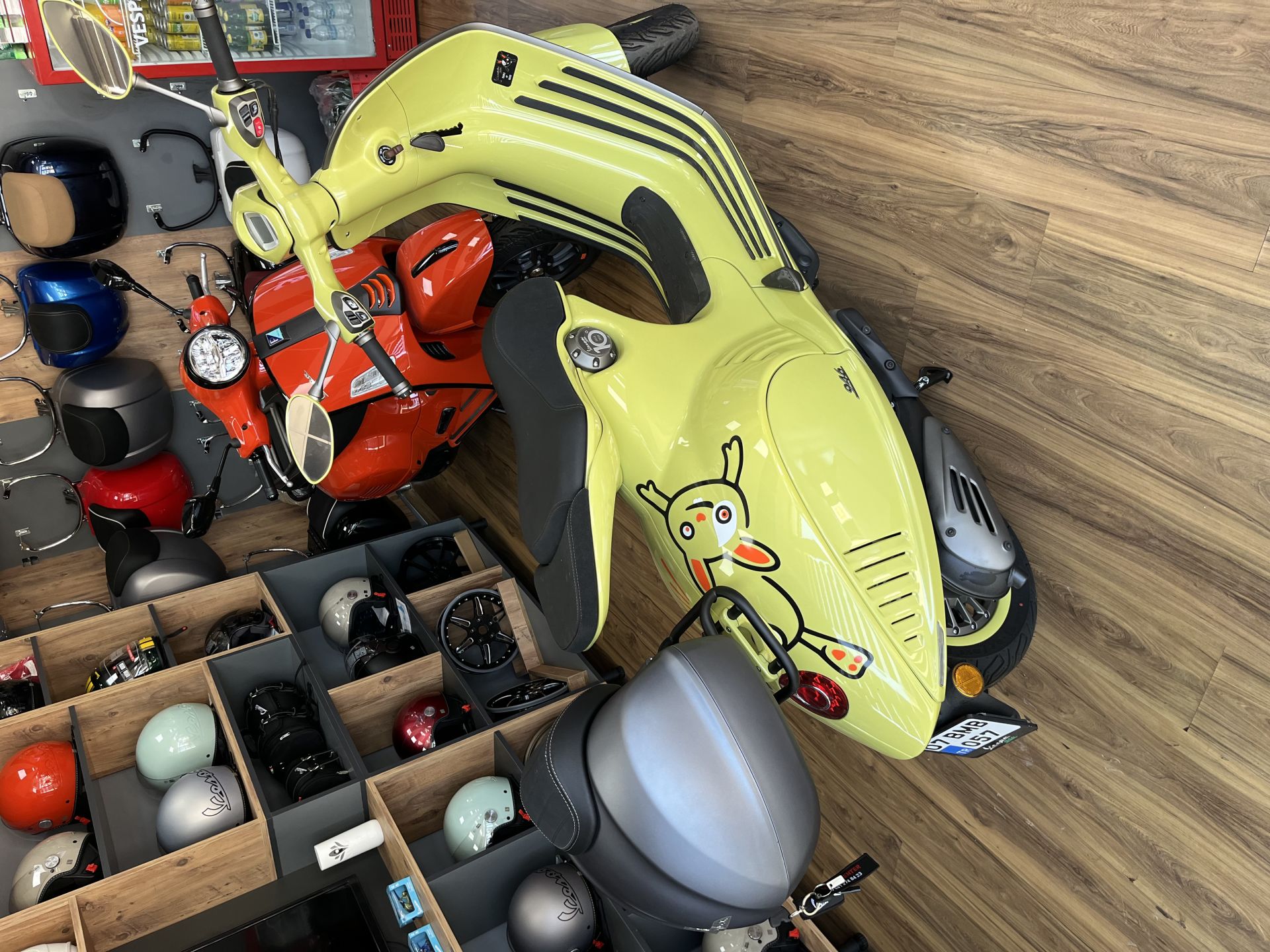 VESPA 946 ÇANTA BAGLAMA APARATI