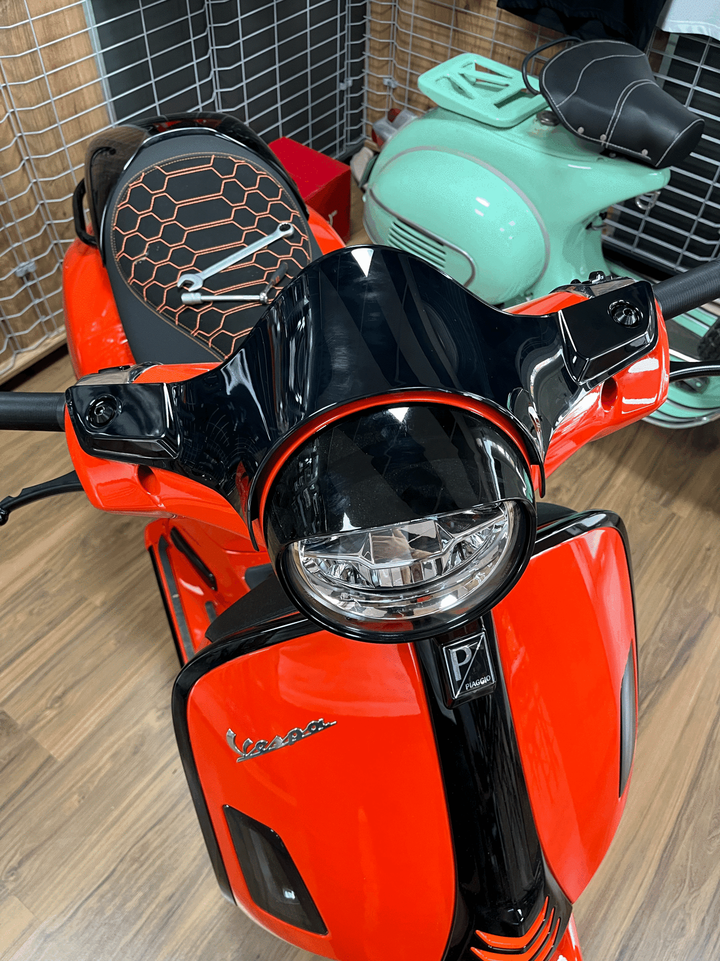 VESPA GTS ÖN CAM RİZOMA SİPERLİK ANAHTARSIZ MODELLER İÇİN 2023