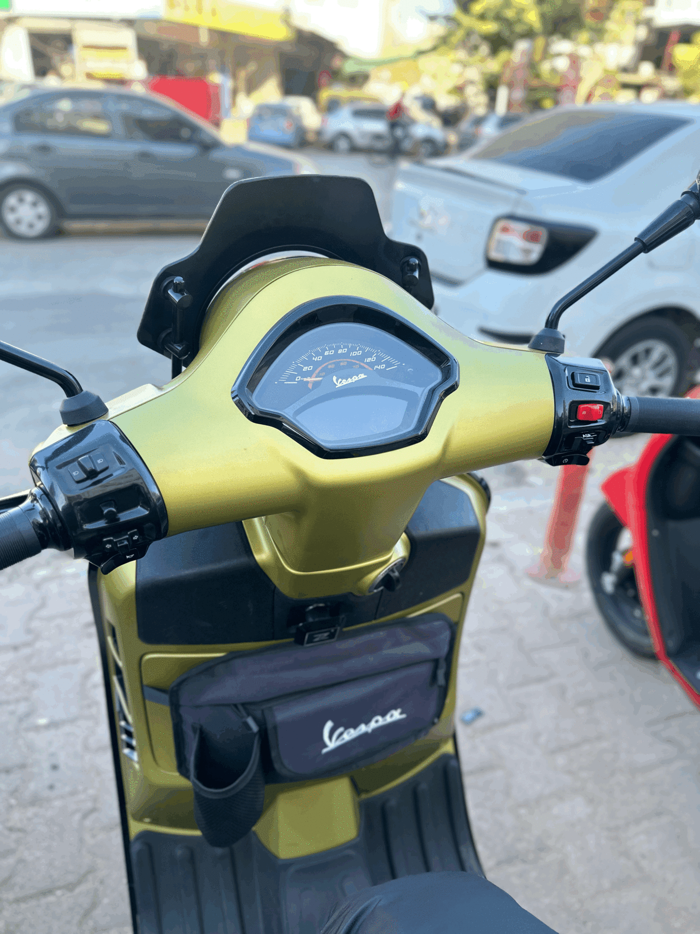 VESPA GTS 2023 MODEL ANAHTAR ÜNİTESİ PARLAK SİYAH BUTONLAR