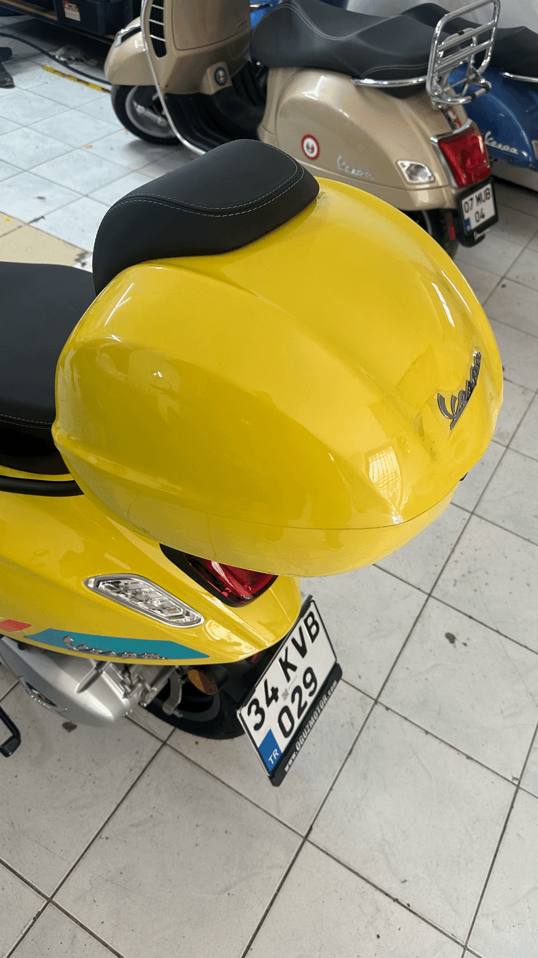 VESPA PRİMAVERA TOPCASE ÇANTA SETİ PARLAK SARI