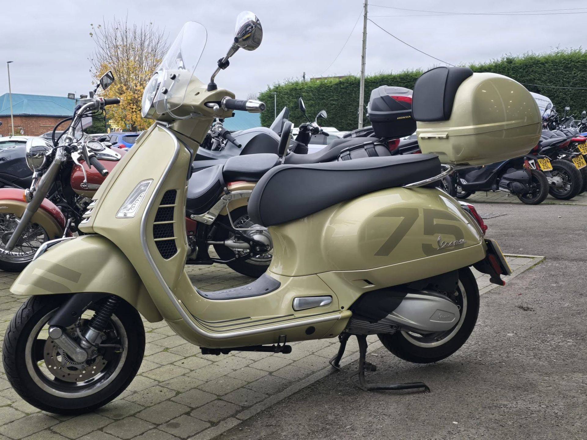 VESPA GTS 300 75. YIL ÇANTA
