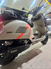 VESPA GTS VE GTV 300 AKRAPOVIÇ €5 IÇIN SİYAH